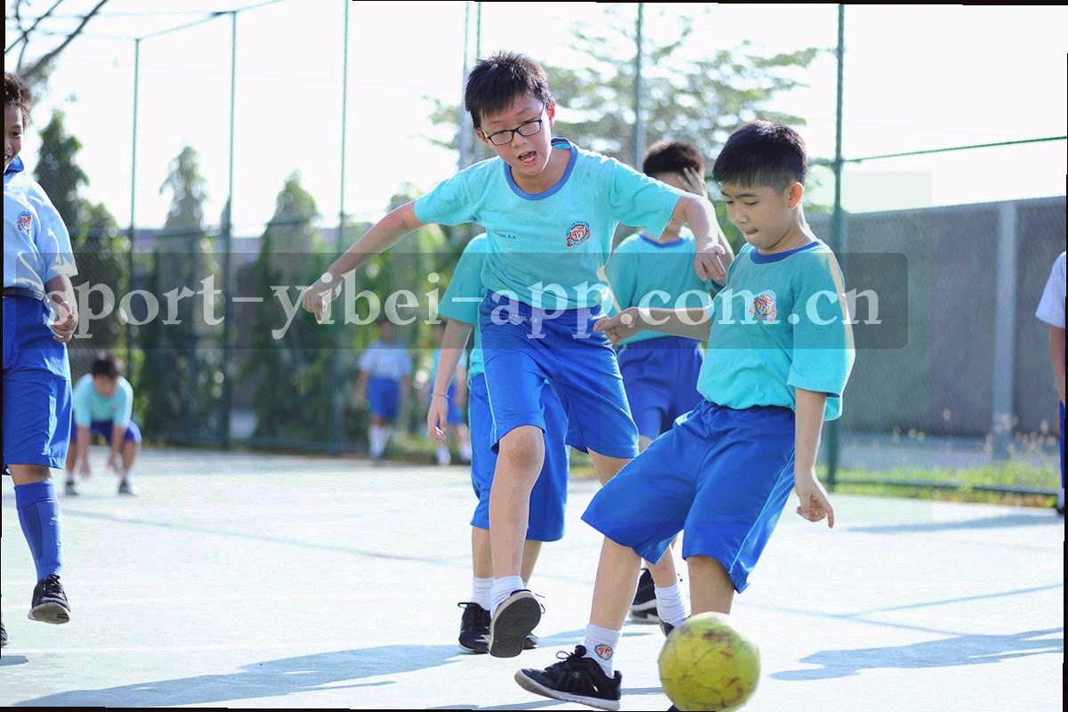 高速运动中模糊的足球场，伴有数据线条叠加